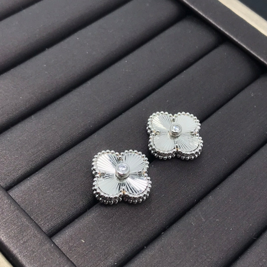 Van Cleef & Arpels CLOVER STUD DIAMOND EARRINGS