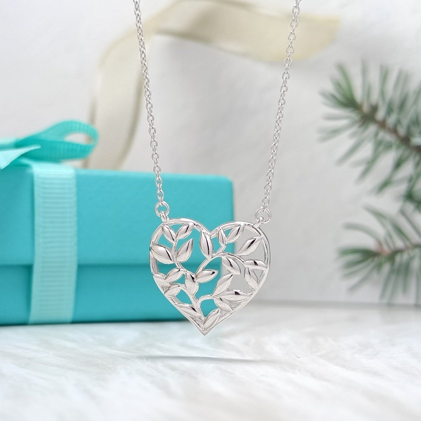 TIFFANY HEART LEAF PEDANT NECKLACE