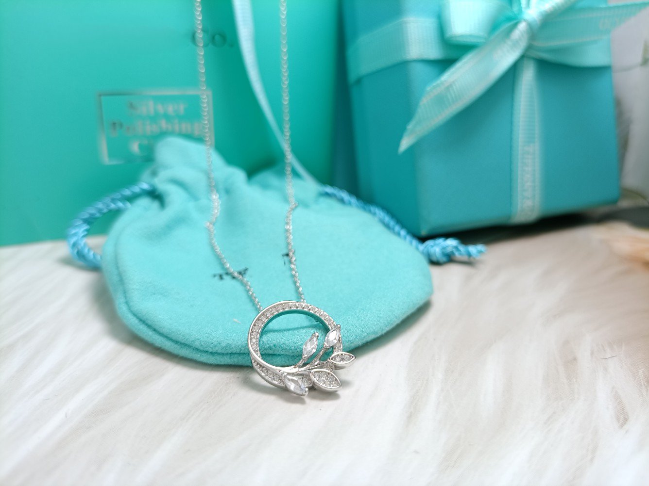 TIFFANY DIAMOND VINE CIRCLE PENDANT PLATINUM NECKLACE