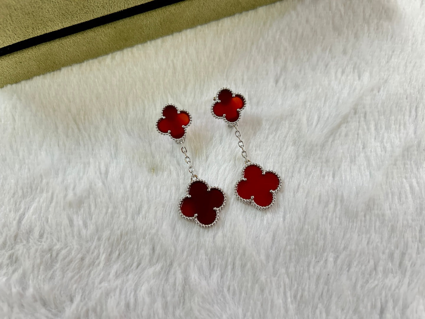 Van Cleef & Arpels CLOVER 2 MOTIF CARNELIAN EARRINGS