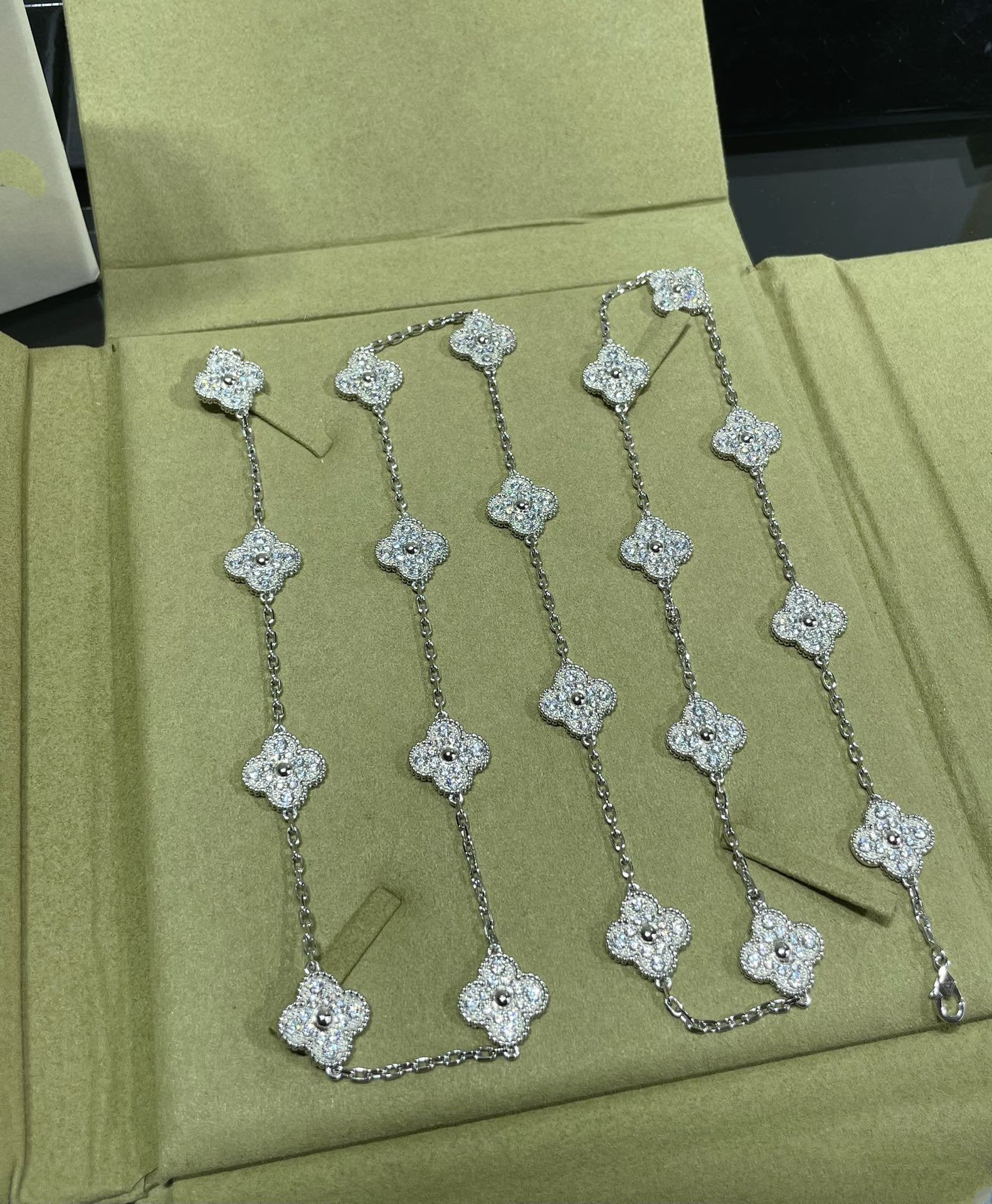 Van Cleef & Arpels CLOVER 20 MOTIF DIAMOND NECKLACE