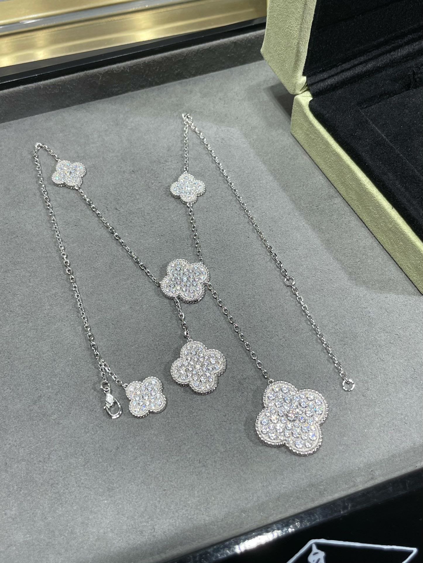 Van Cleef & Arpels CLOVER 6 MOTIF DIAMOND PAVED NECKLACE