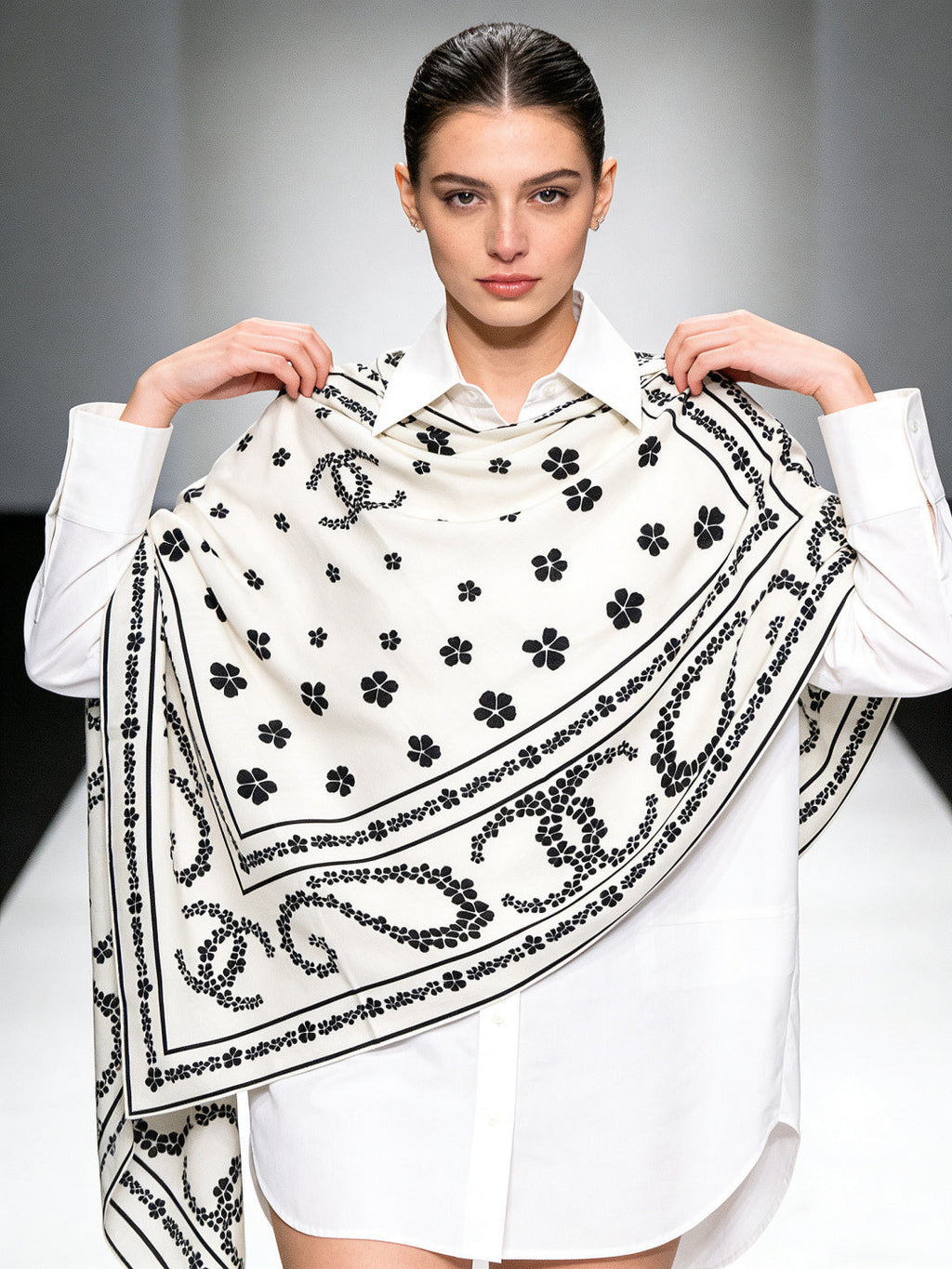 CHANEL 25S SCARF 135 CM IN CASHMERE SILK 943685