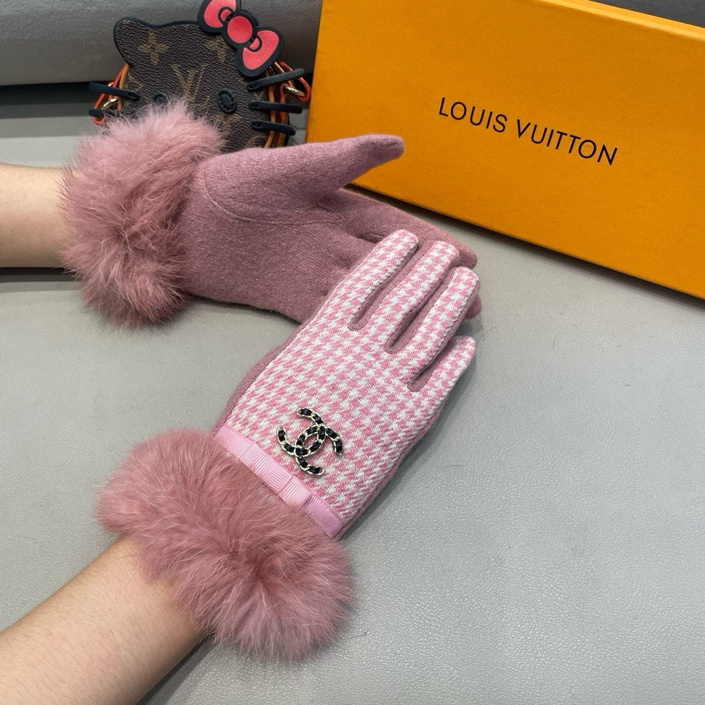 CHANEL GLOVES IN PASTEL PINK MIX WHITE WOOL AND RABBIT FUR 417181