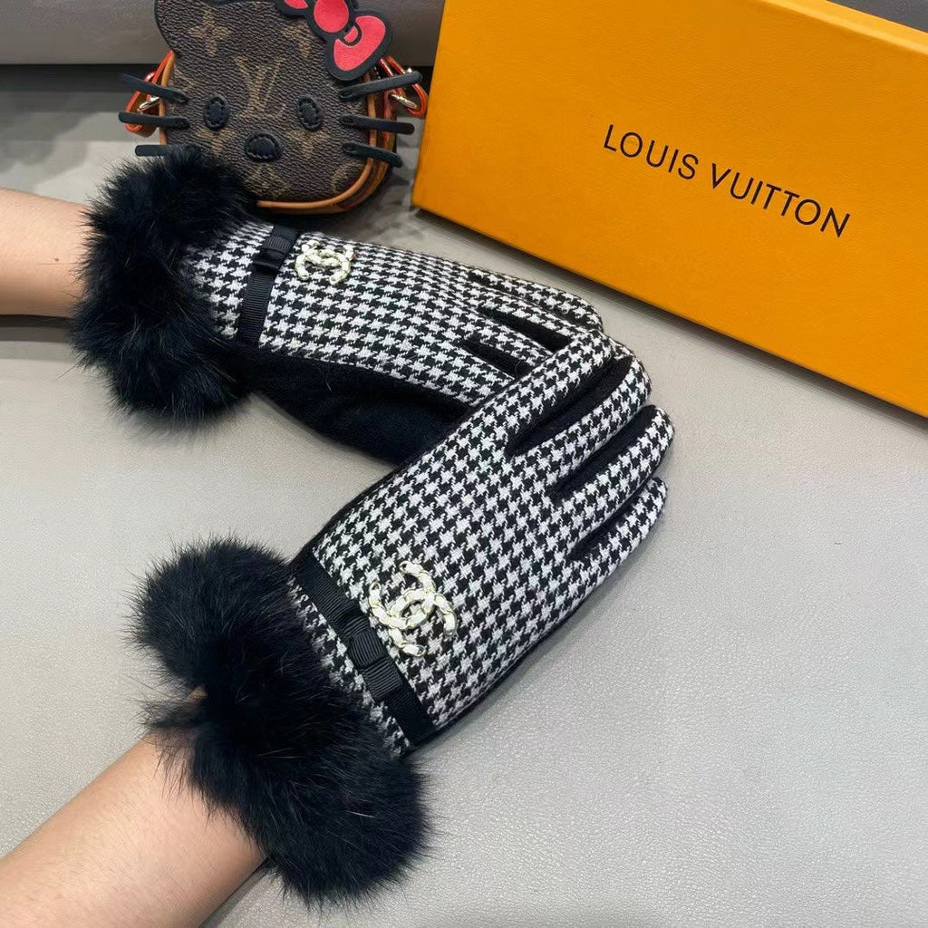 CHANEL GLOVES IN BLACK MIX WHITE WOOL AND RABBIT FUR 417182
