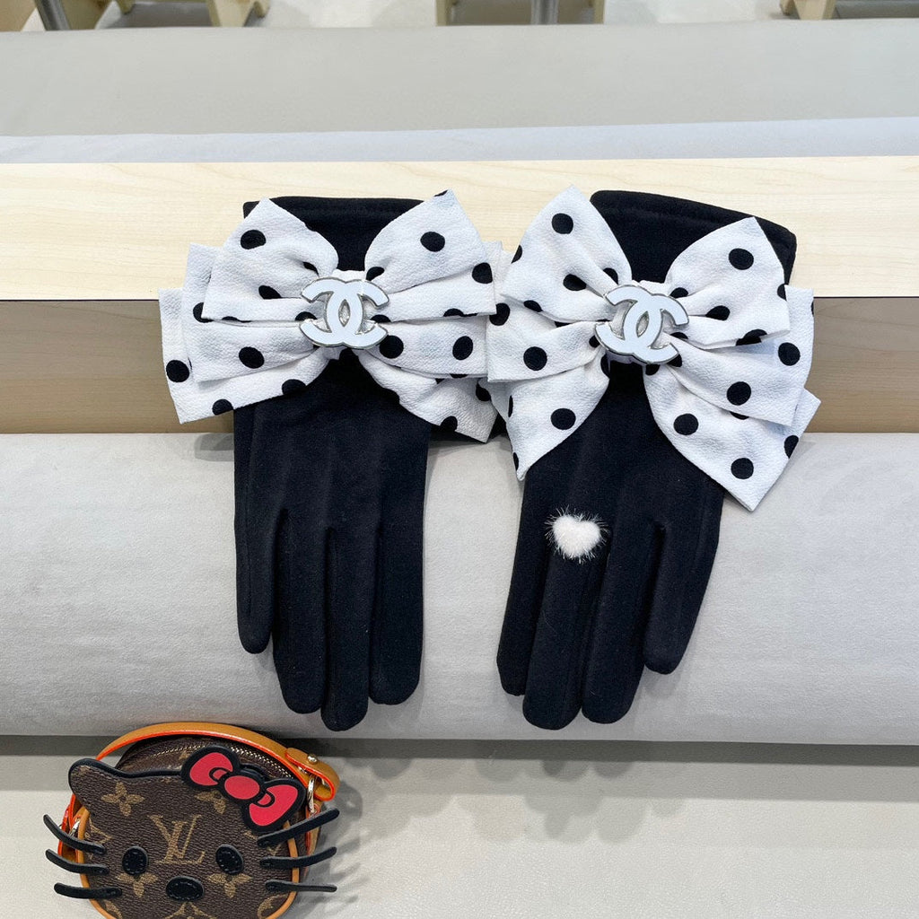 CHANEL GLOVES IN BLACK MIX WHITE WOOL 454572