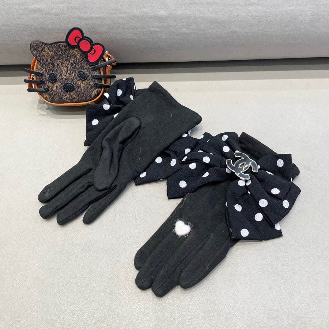 CHANEL GLOVES IN BLACK MIX WHITE WOOL 454573