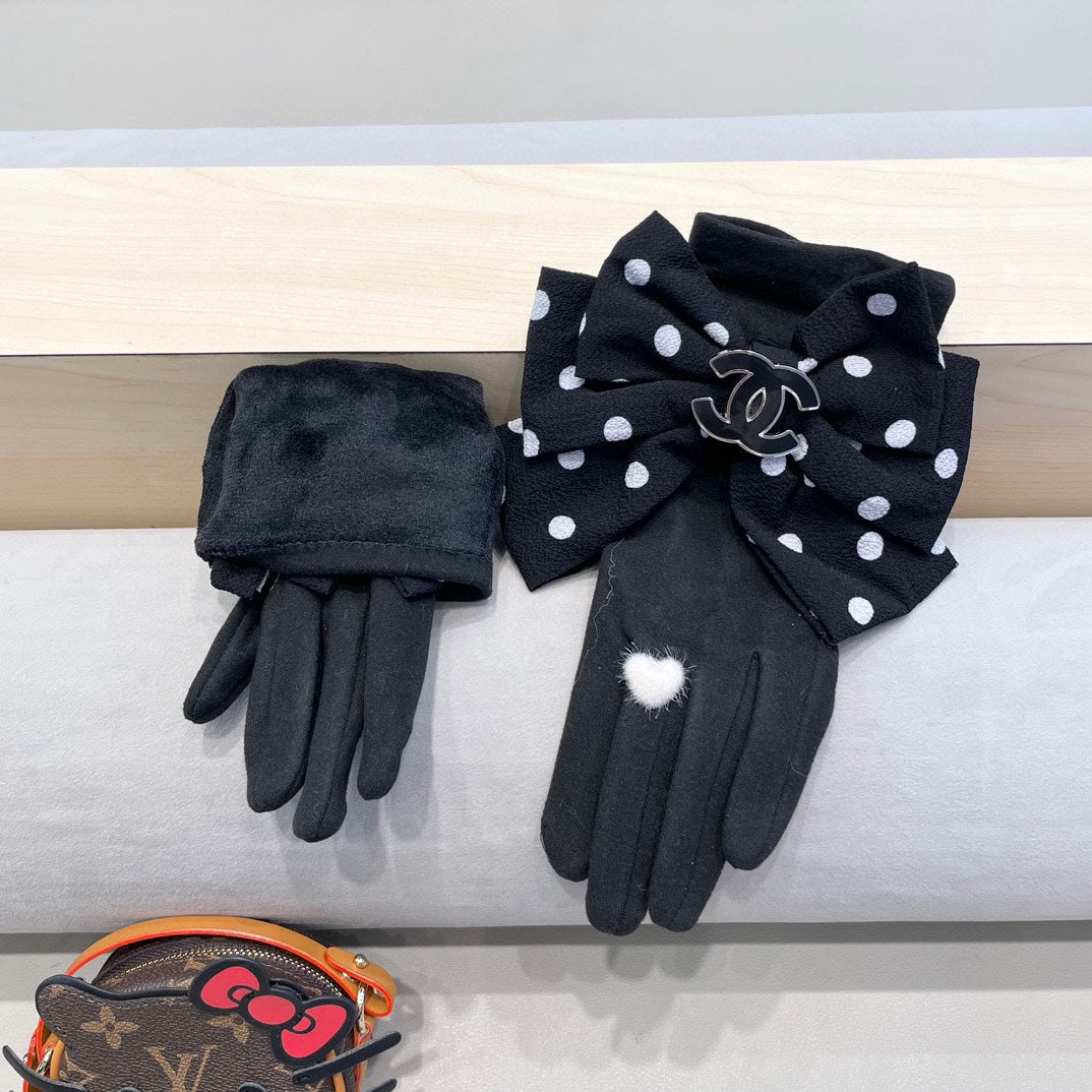 CHANEL GLOVES IN BLACK MIX WHITE WOOL 454573