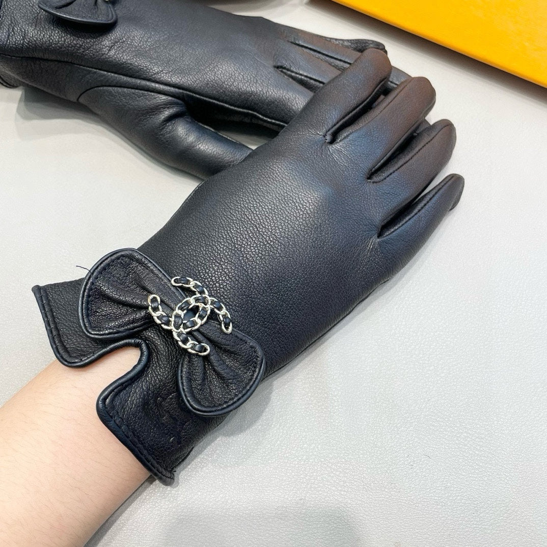 CHANEL GLOVES IN BLACK LAMBSKIN 462395
