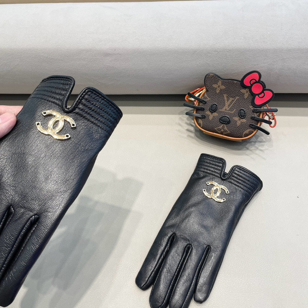 CHANEL GLOVES IN BLACK LAMBSKIN WITH GOLD LOGO 462414