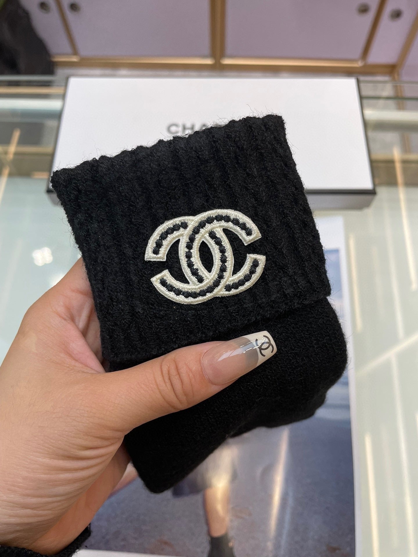 CHANEL GLOVES IN BLACK CASHMERE WITH WHITE LOGO 405907