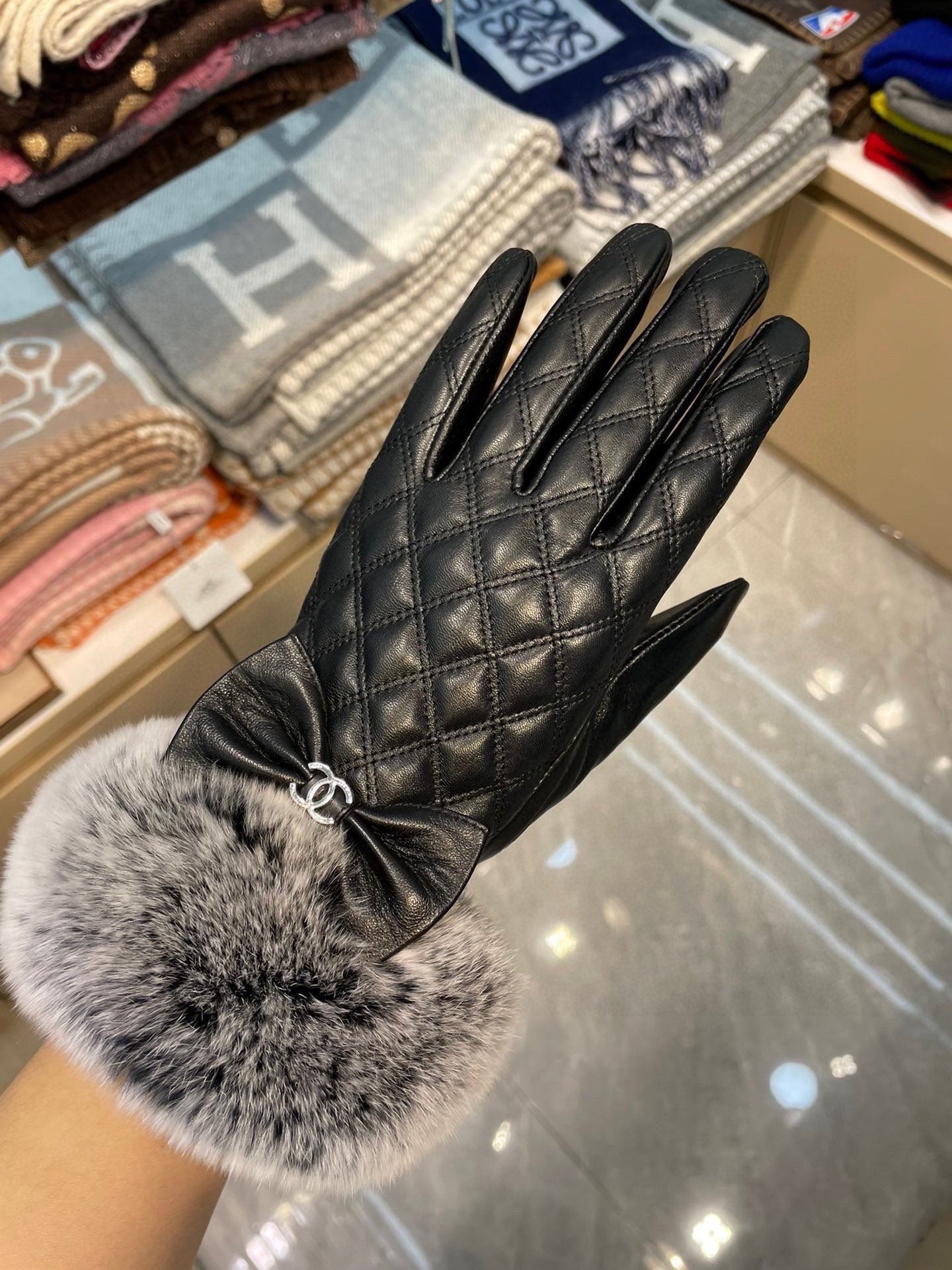 CHANEL GLOVES IN BLACK LAMBSKIN WITH RABBIT FUR 463833