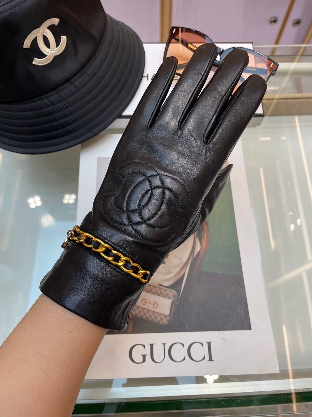 CHANEL GLOVES IN BLACK LAMBSKIN GOLD HARDWARE 463837