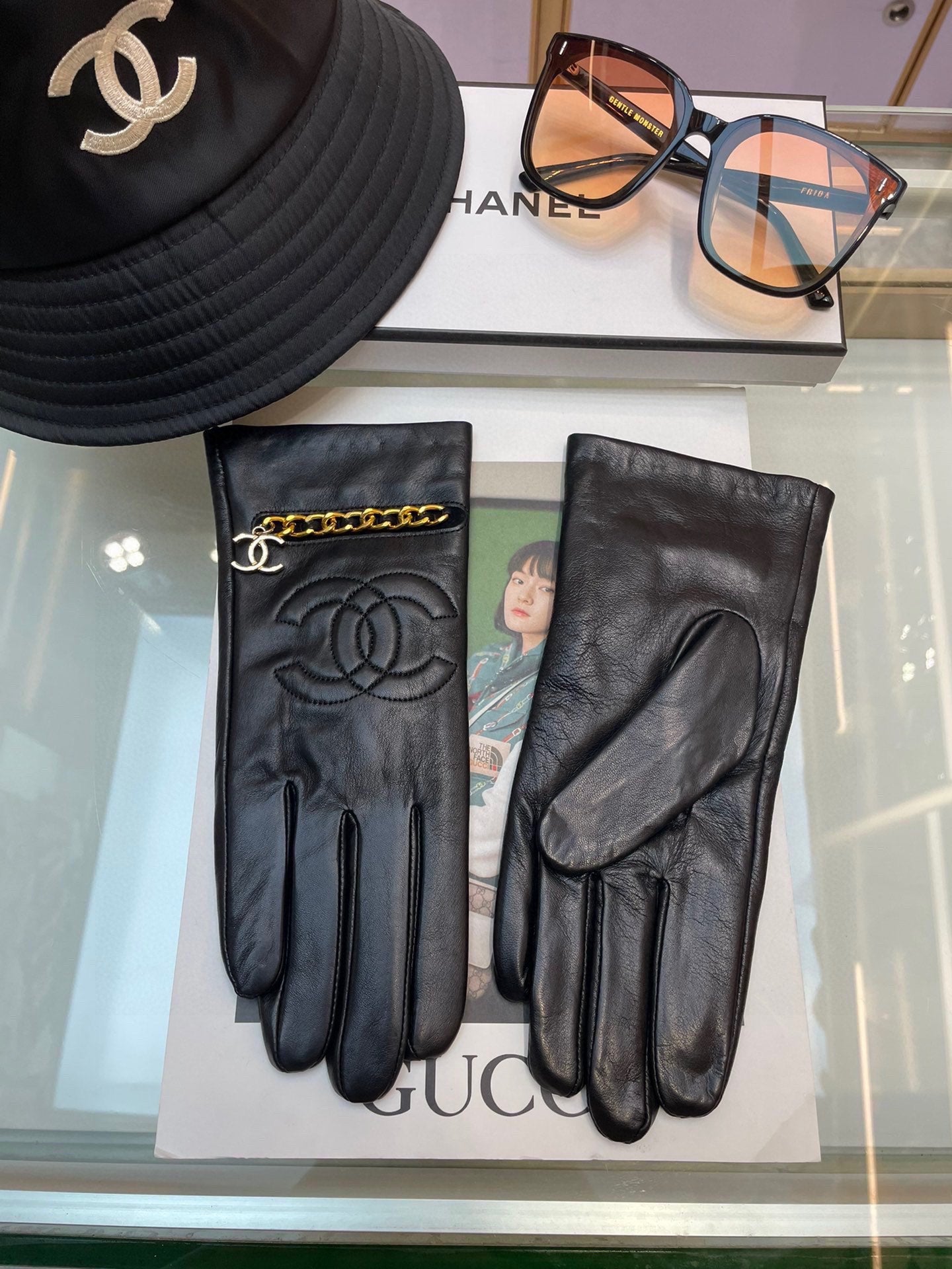 CHANEL GLOVES IN BLACK LAMBSKIN GOLD HARDWARE 463837