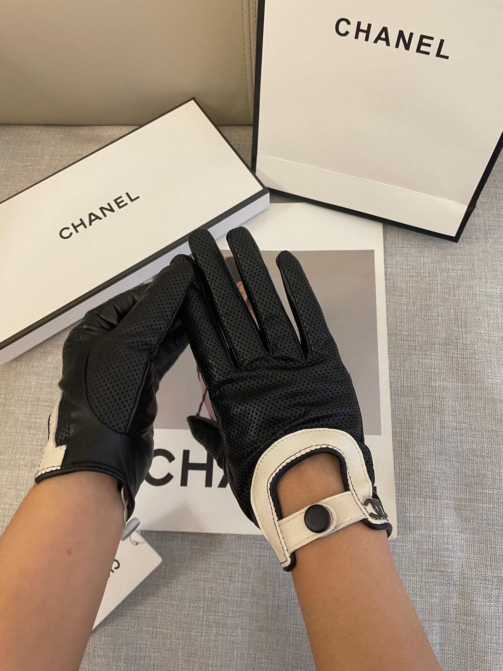CHANEL GLOVES IN BLACK SHEEPSKIN 463848