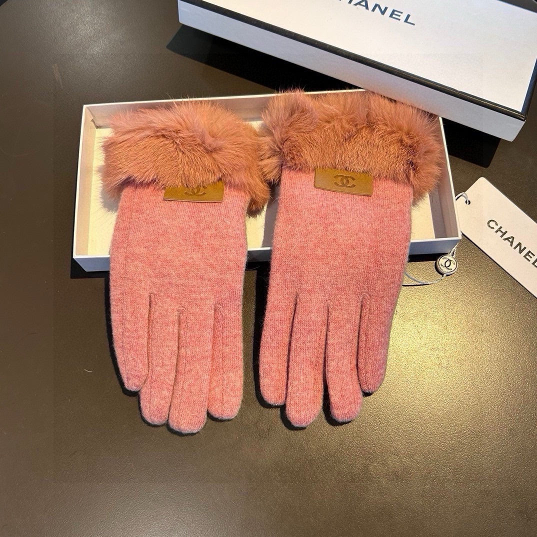 CHANEL GLOVES IN FLAMINGO PINK WOOL AND RABBIT FUR 420534