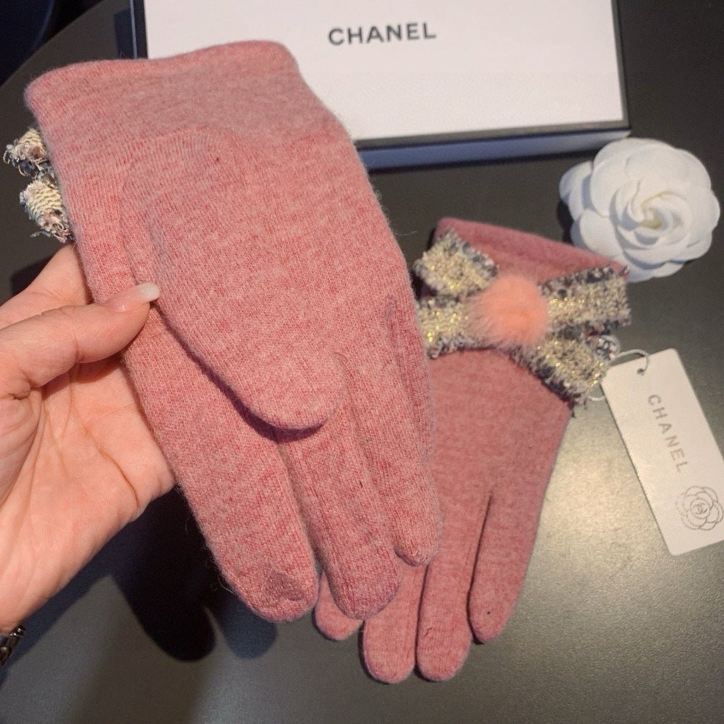 CHANEL GLOVES IN FLAMINGO PINK WOOL 420537