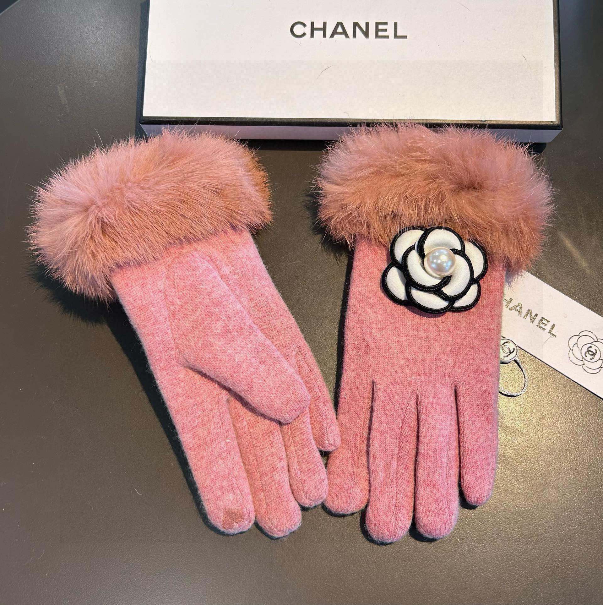 CHANEL GLOVES IN ROUGE PINK WOOL WITH RABBIT FUR 439142