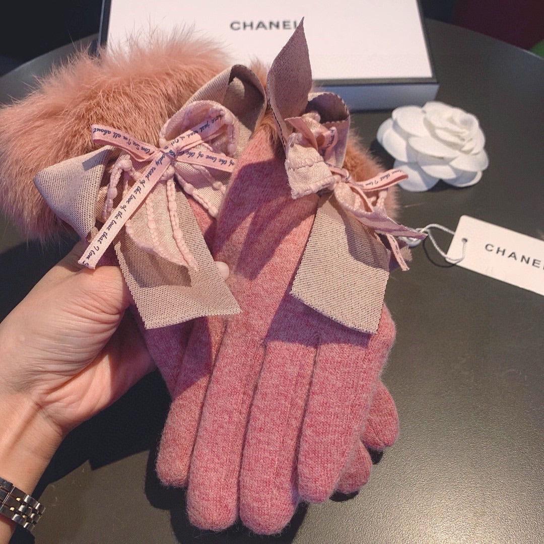 CHANEL GLOVES IN BLUSH PINK WOOL AND RABBIT FUR 441839