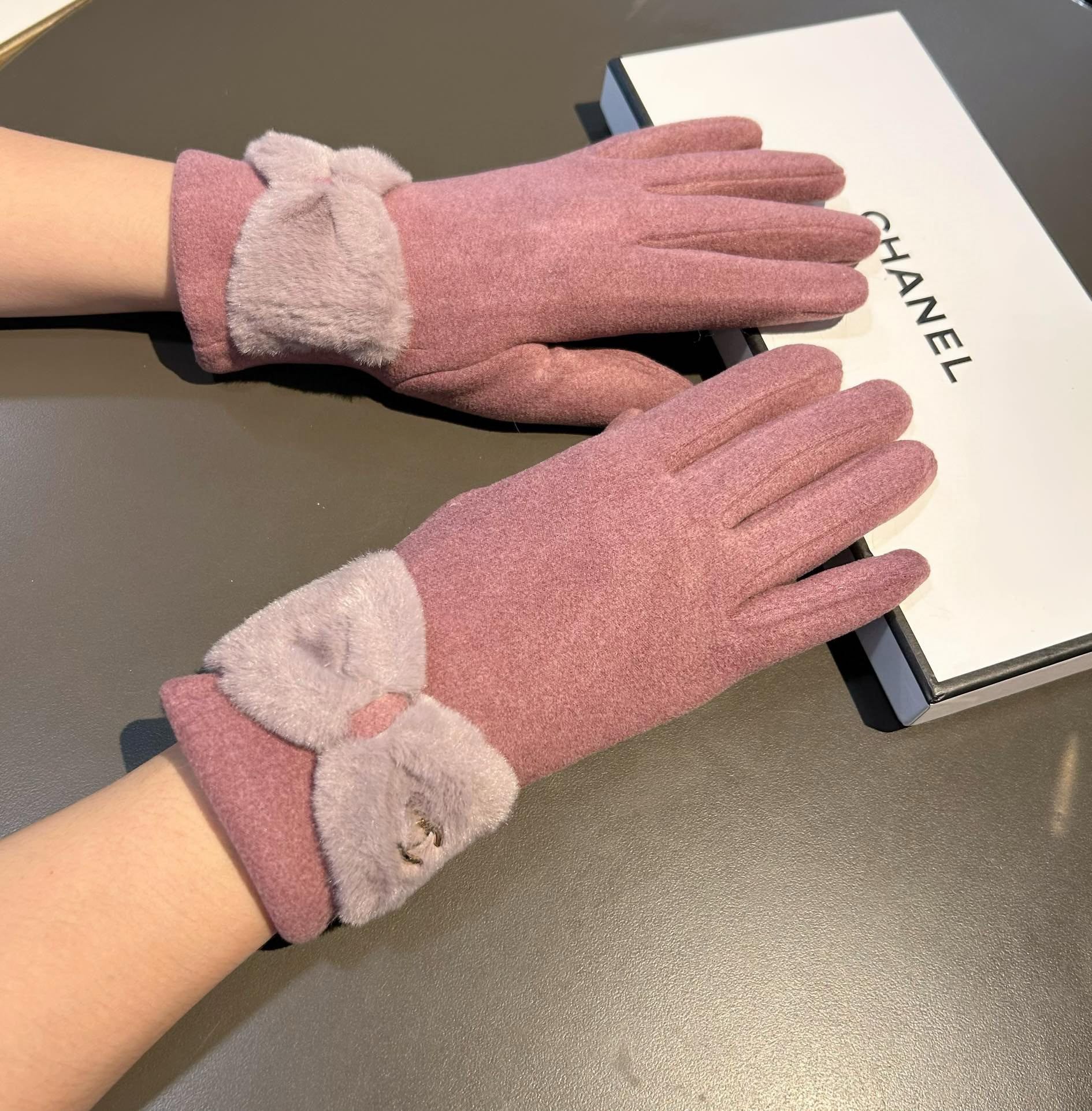 CHANEL GLOVES IN CREPE PINK WOOL WITH RABBIT FUR 456296