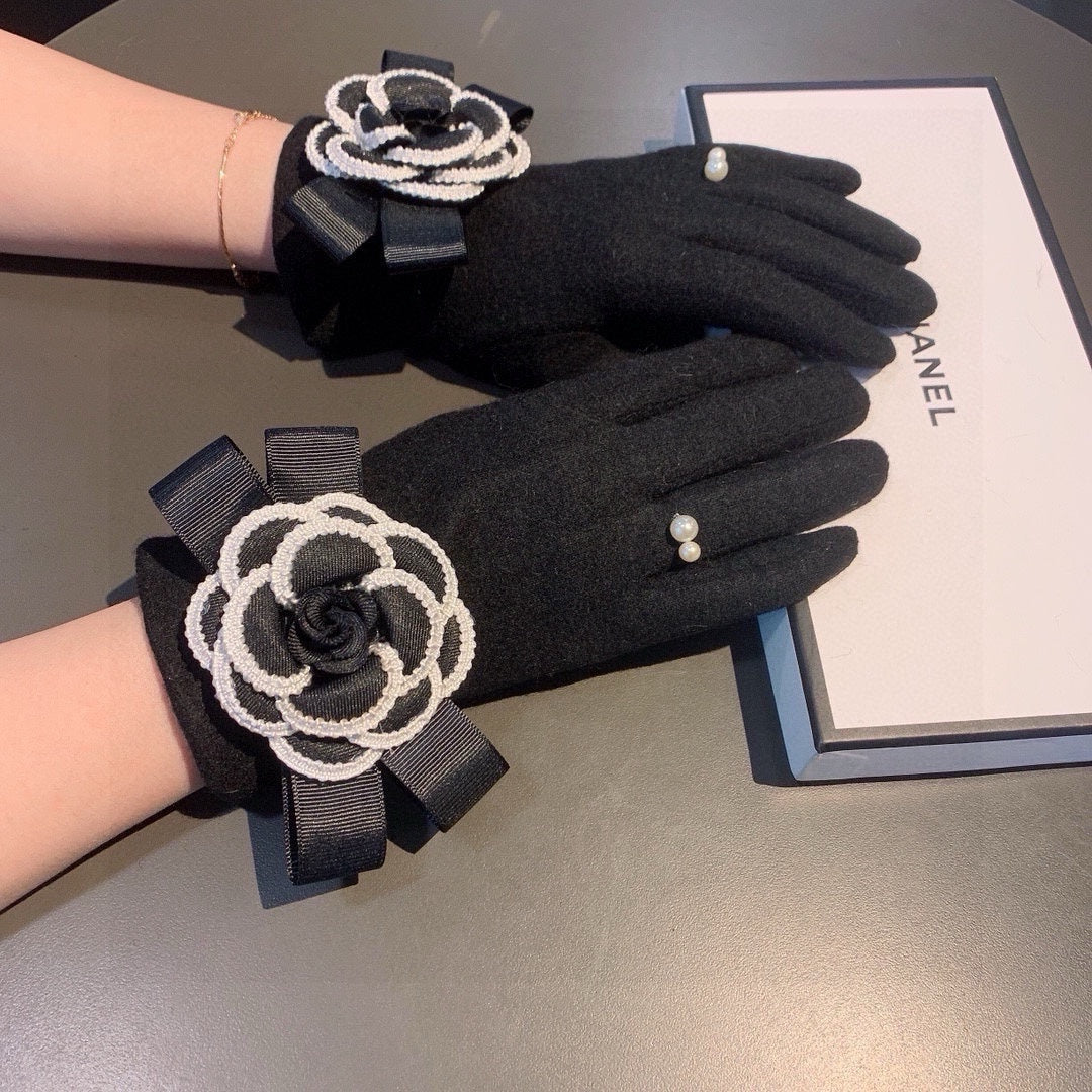 CHANEL GLOVES IN BLACK WOOL WITH FLOWER 456325