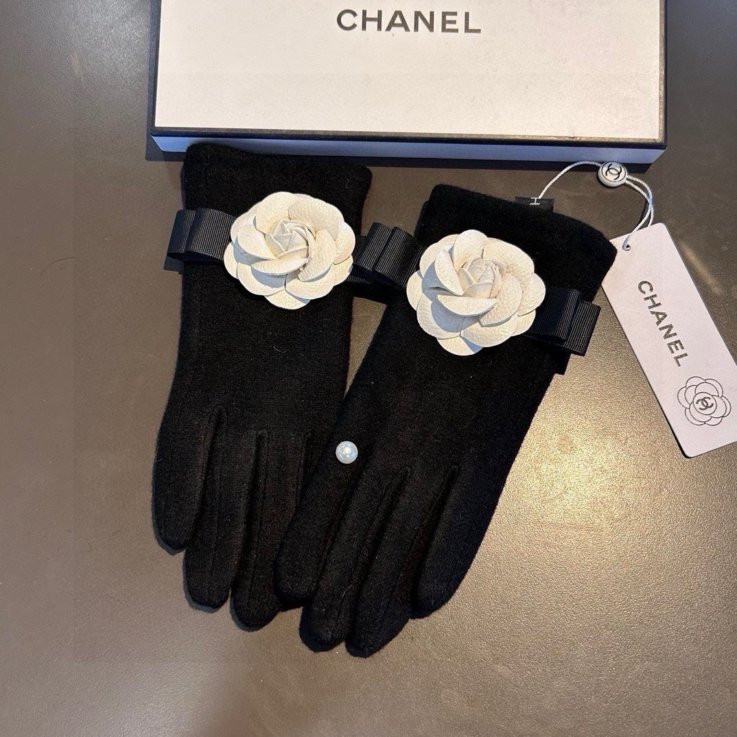 CHANEL GLOVES IN BLACK WOOL WITH WHITE FLOWER 456326