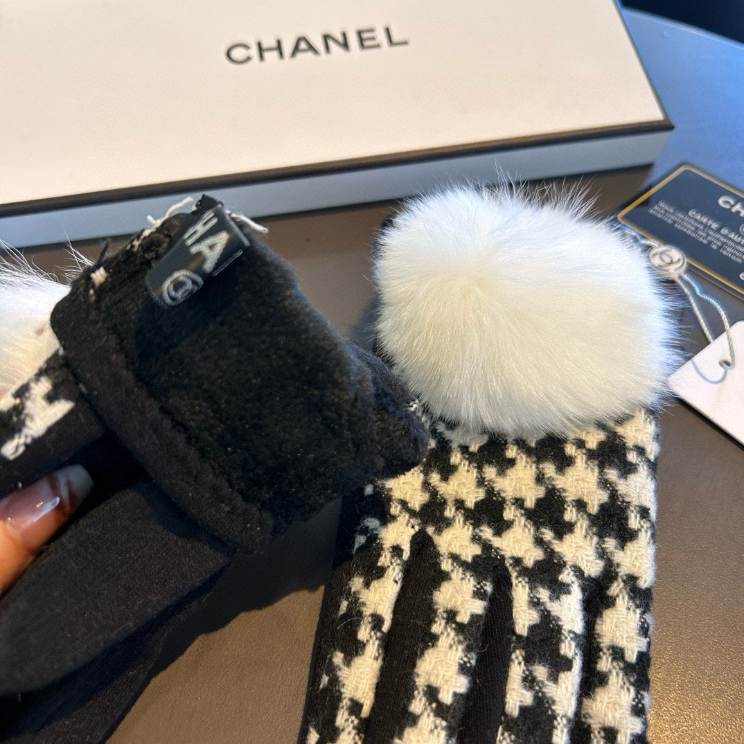 CHANEL GLOVES IN BLACK MIX WHITE WOOL 462258