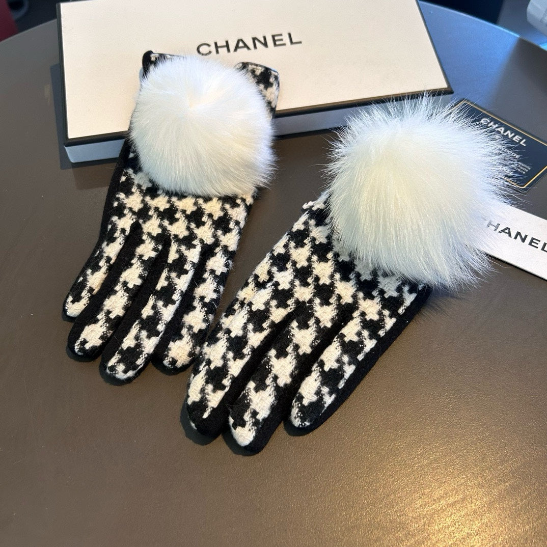 CHANEL GLOVES IN BLACK MIX WHITE WOOL 462258