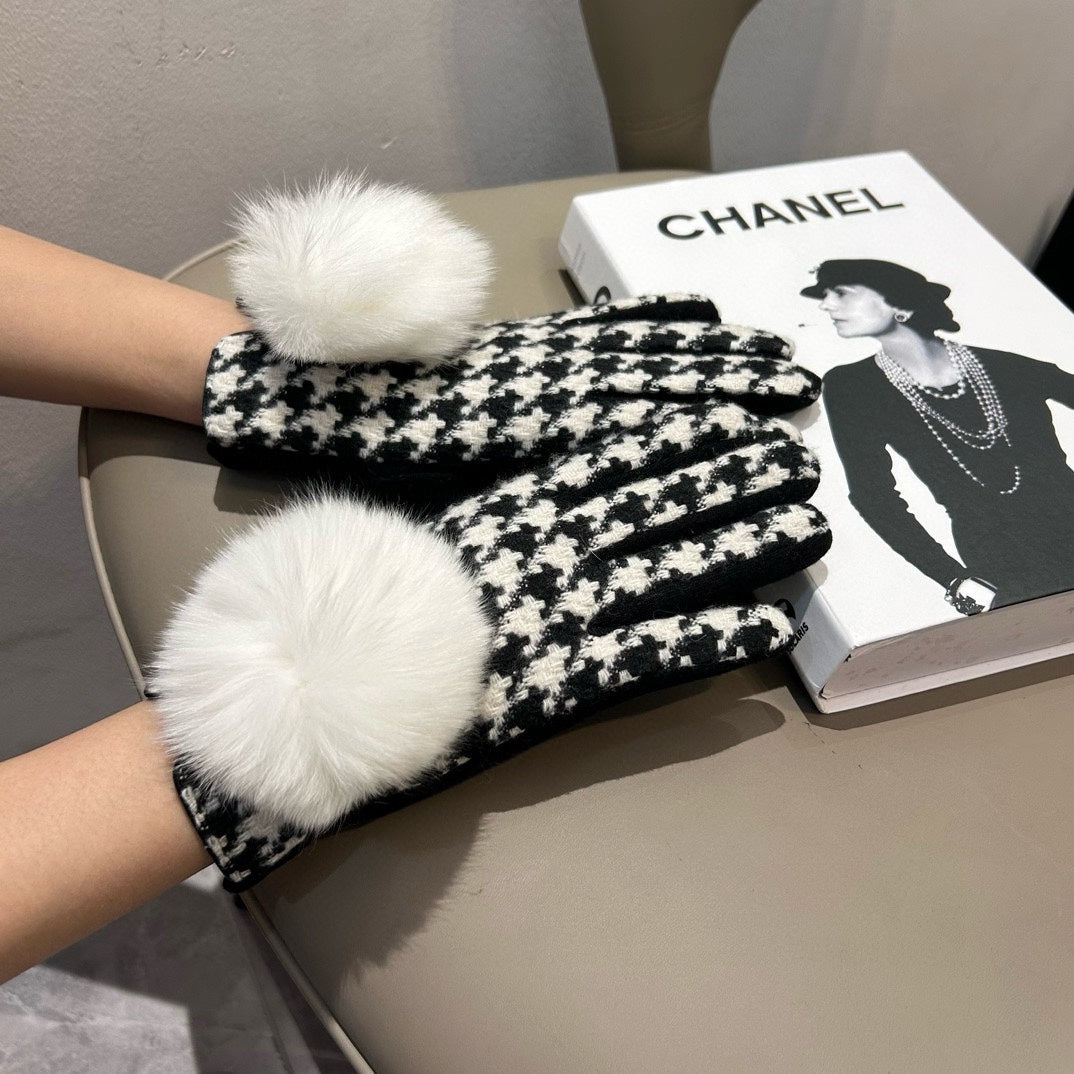 CHANEL GLOVES IN BLACK MIX WHITE WOOL 462258