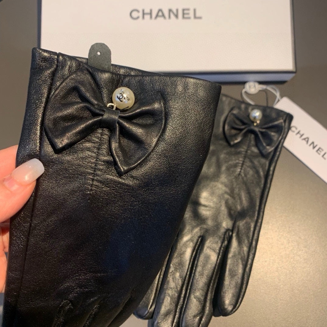 CHANEL TOUCHSCREEN GLOVES IN BLACK LAMBSKIN WITH GOLD LOGO 462264
