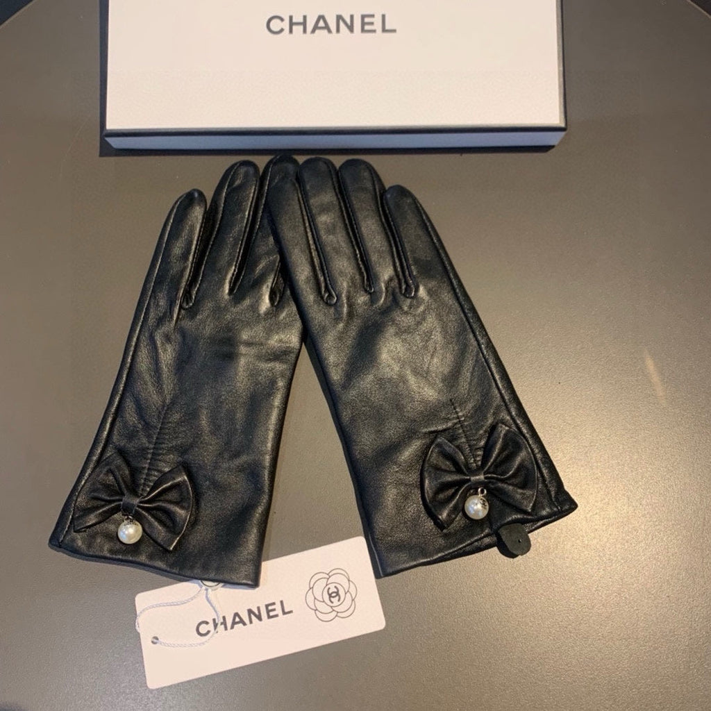 CHANEL TOUCHSCREEN GLOVES IN BLACK LAMBSKIN WITH GOLD LOGO 462264