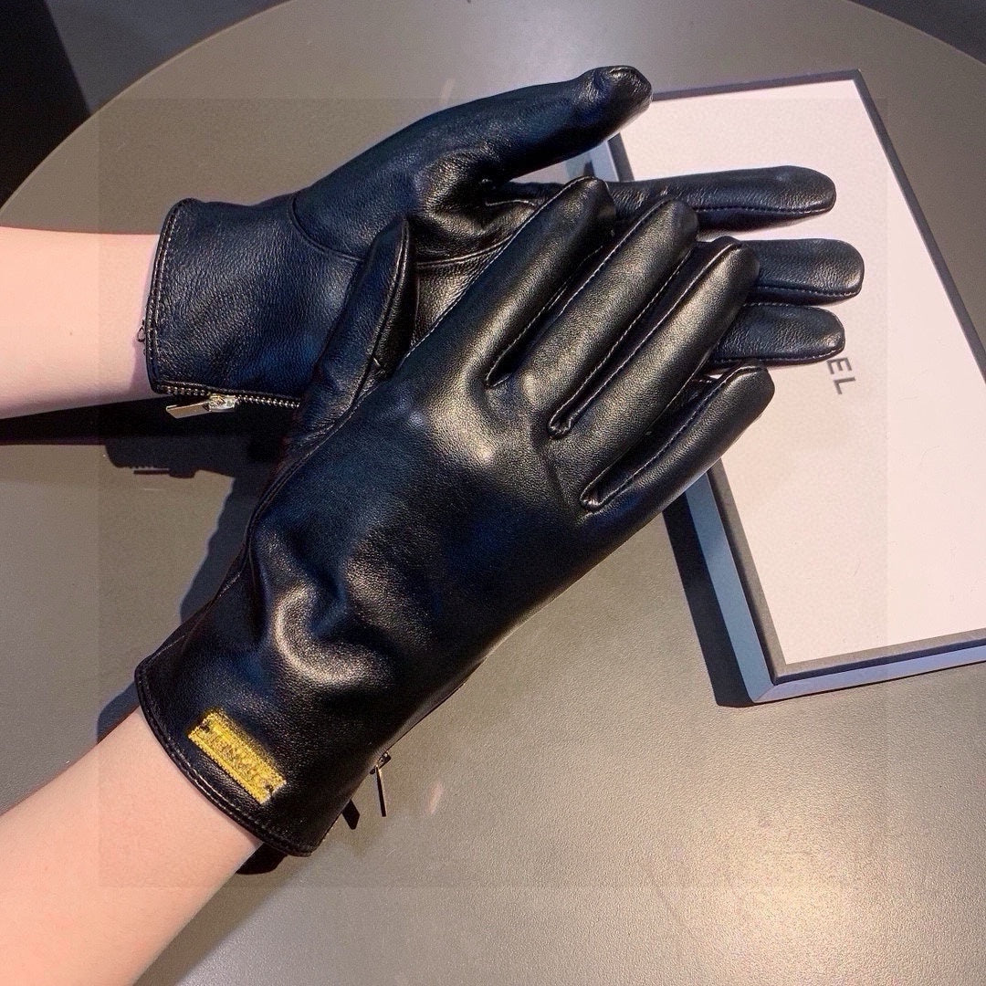 CHANEL TOUCHSCREEN GLOVES IN BLACK LAMBSKIN WITH GOLD LOGO 462271