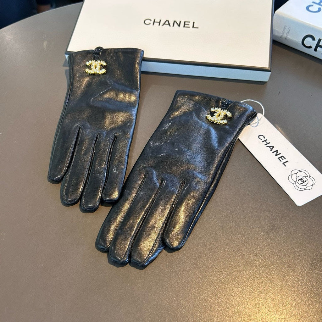 CHANEL TOUCHSCREEN GLOVES IN BLACK LAMBSKIN WITH GOLD LOGO 462272