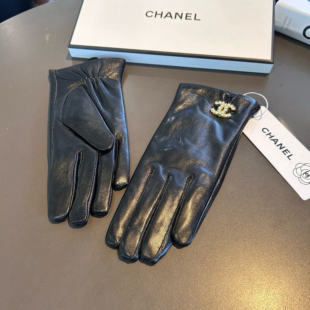 CHANEL TOUCHSCREEN GLOVES IN BLACK LAMBSKIN WITH GOLD LOGO 462272