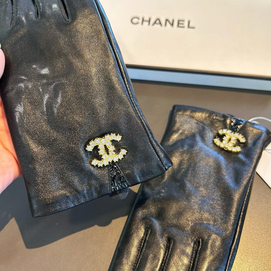 CHANEL TOUCHSCREEN GLOVES IN BLACK LAMBSKIN WITH GOLD LOGO 462272