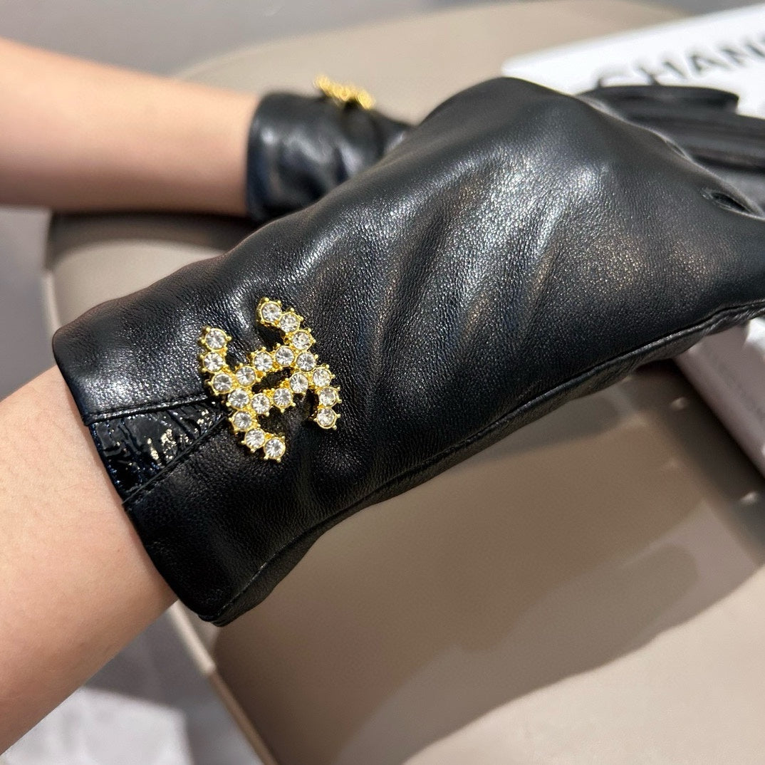 CHANEL TOUCHSCREEN GLOVES IN BLACK LAMBSKIN WITH GOLD LOGO 462272