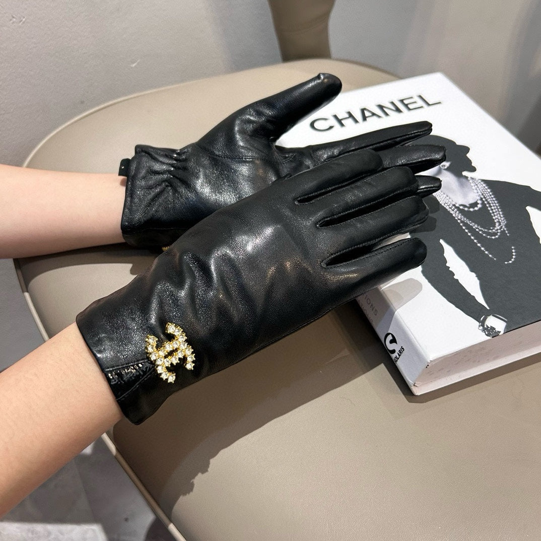 CHANEL TOUCHSCREEN GLOVES IN BLACK LAMBSKIN WITH GOLD LOGO 462272