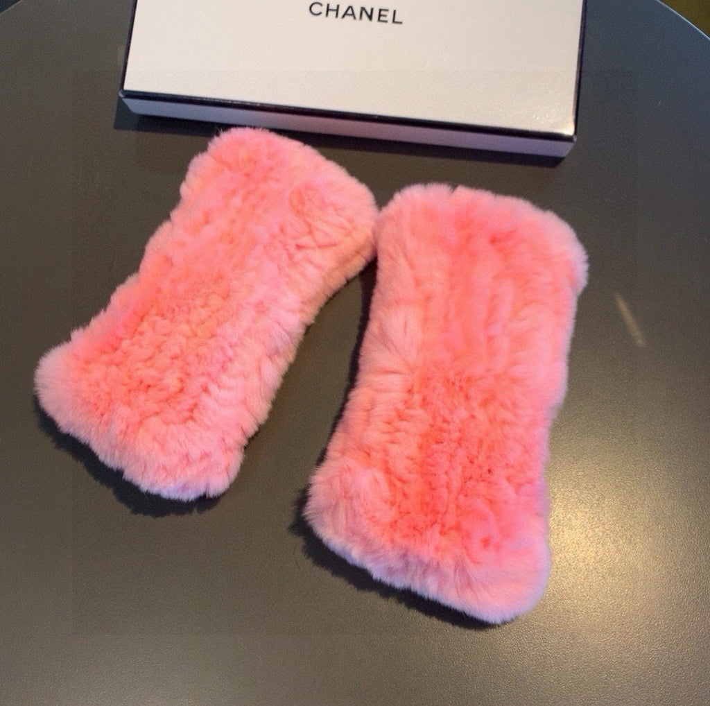 CHANEL FINGERLESS HALF GLOVES IN ROUGE PINK RABBIT FUR 462276