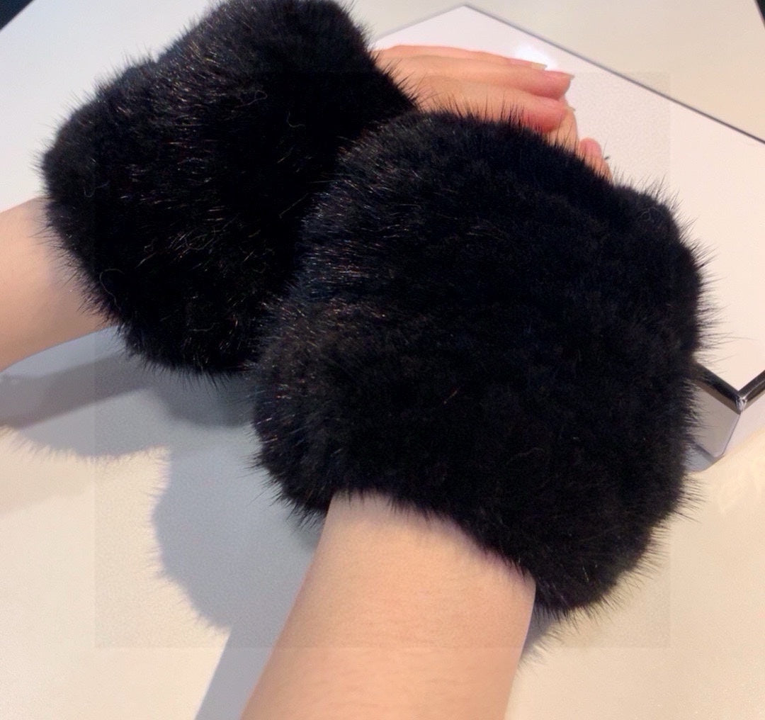 CHANEL FINGERLESS HALF GLOVES IN BLACK RABBIT FUR 462278