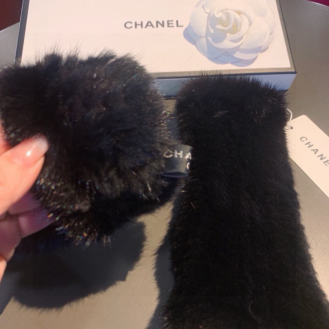 CHANEL FINGERLESS GLOVES IN BLACK RABBIT FUR 462279