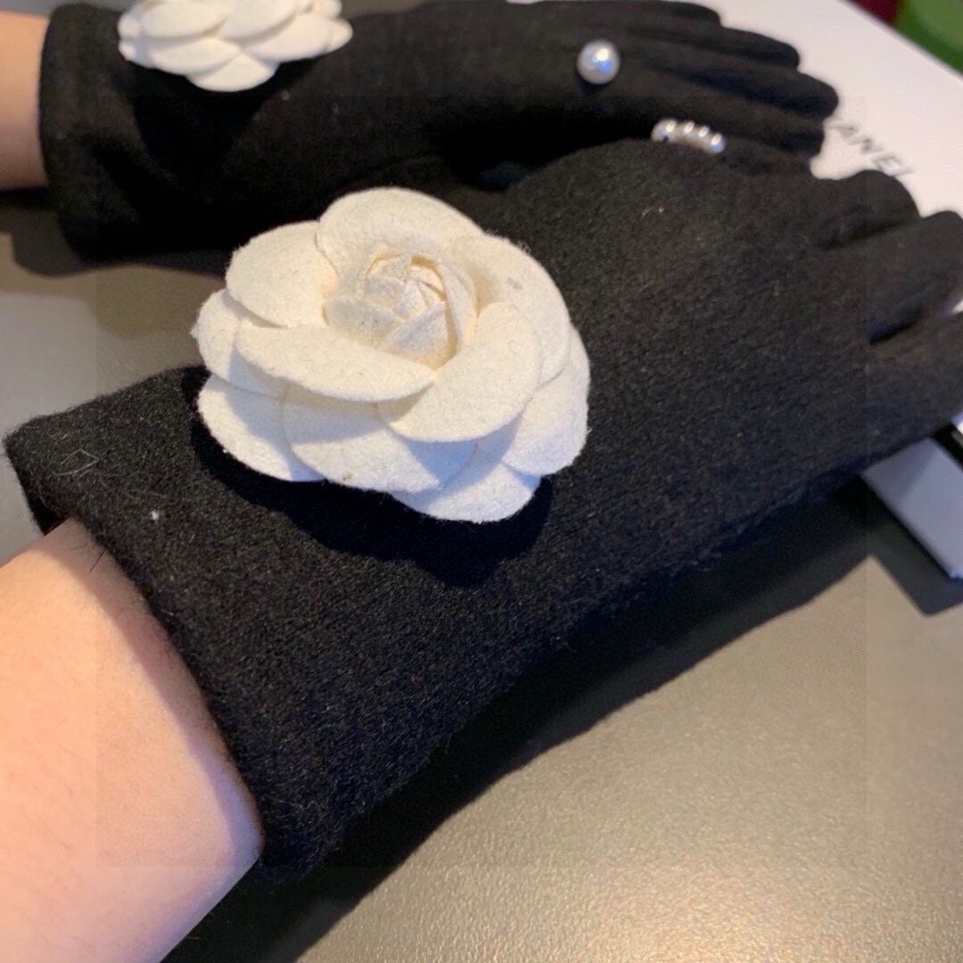 CHANEL GLOVES IN BLACK WOOL WITH LARGE WHITE FLOWER 464993