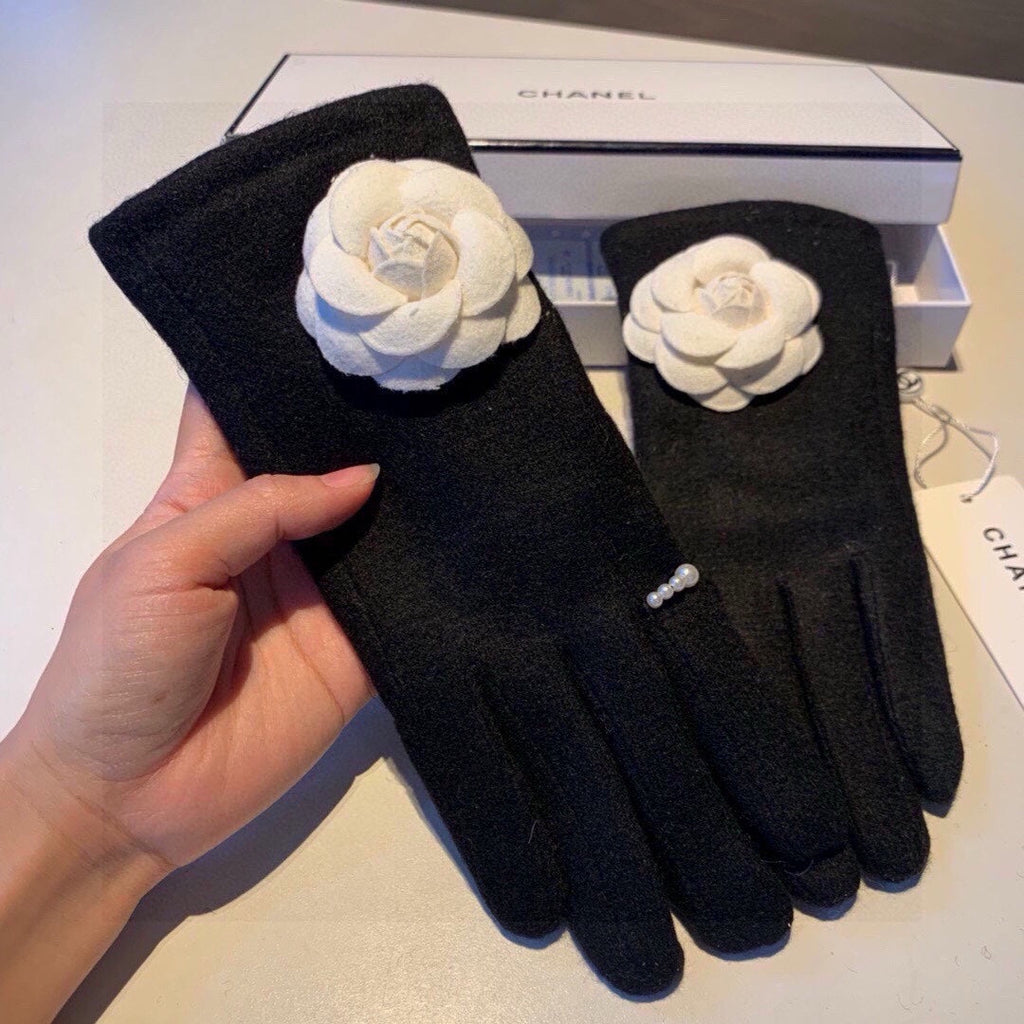 CHANEL GLOVES IN BLACK WOOL WITH LARGE WHITE FLOWER 464993