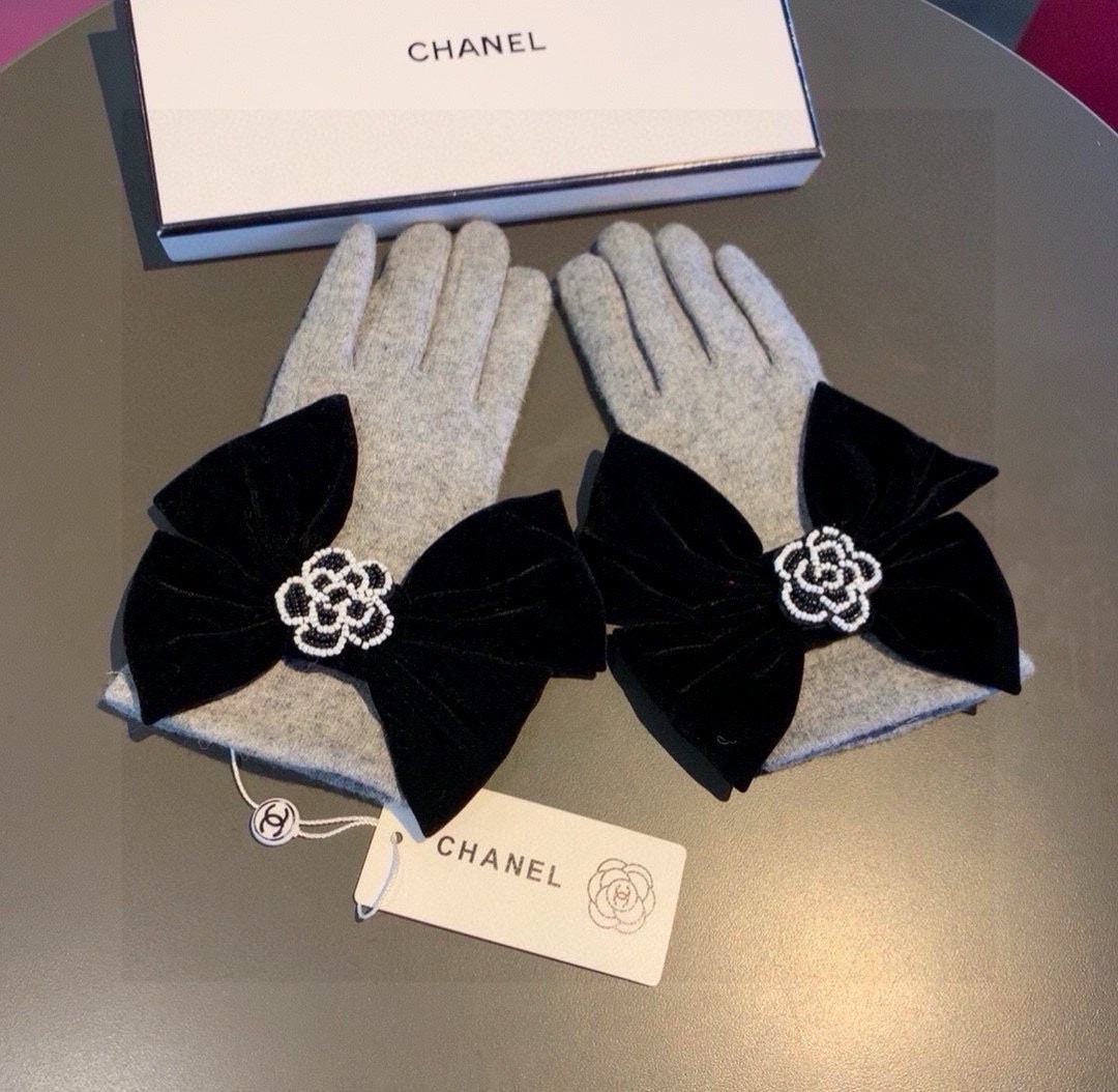 CHANEL GLOVES IN DOVE GRAY WOOL WITH LARGE BLACK BOW 464994