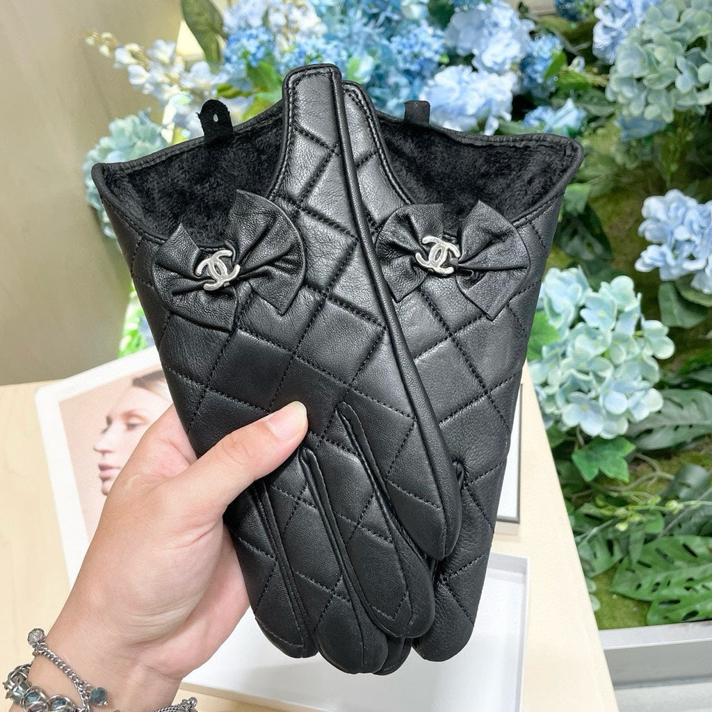 CHANEL GLOVES IN BLACK LAMBSKIN 462417