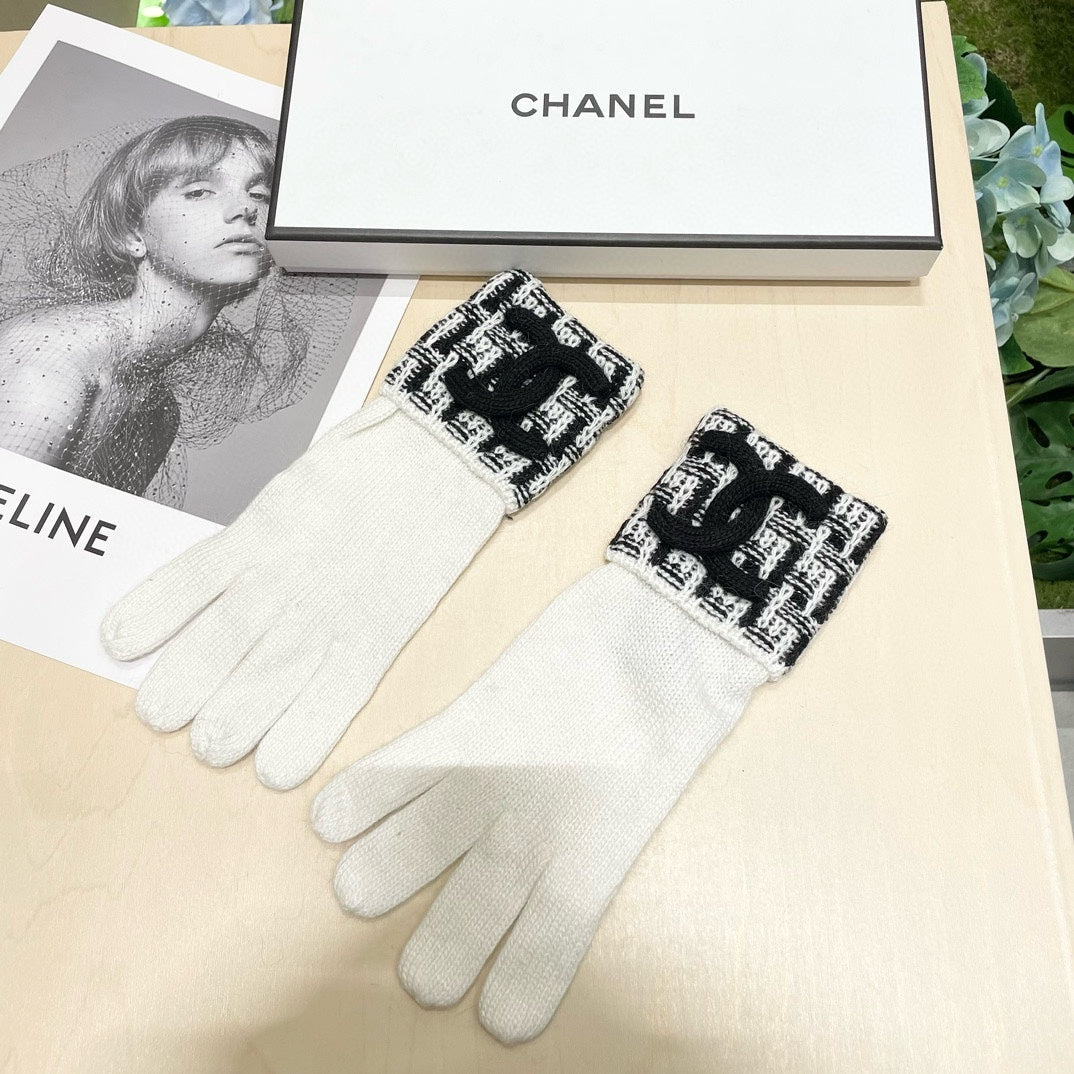 CHANEL GLOVES IN WHITE MIX BLACK WOOL KNIT 462430