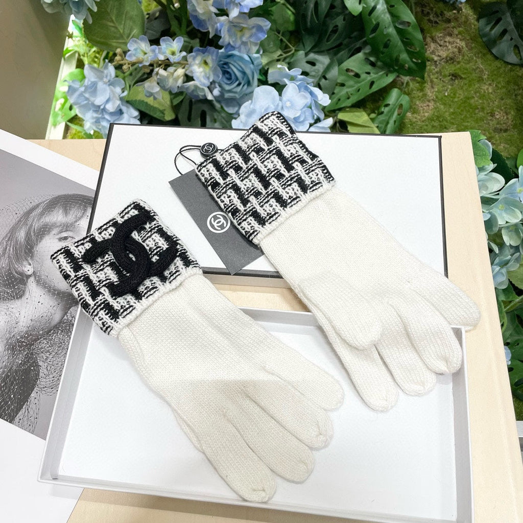 CHANEL GLOVES IN WHITE MIX BLACK WOOL KNIT 462430